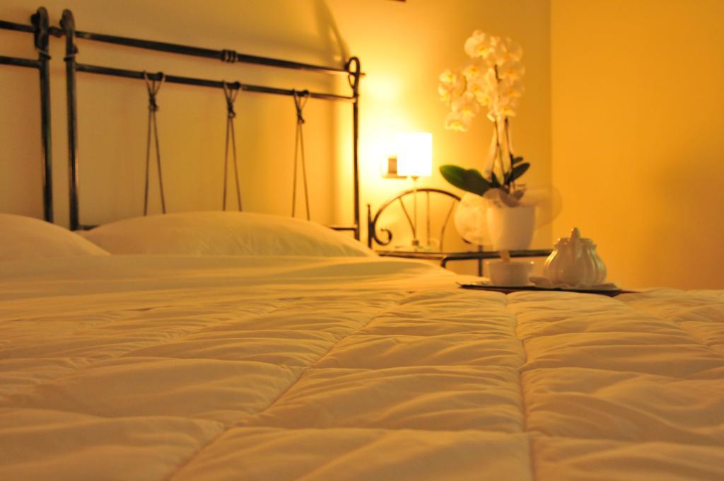 Torre Degli Ulivi Bed & Breakfast Тиняле Стая снимка