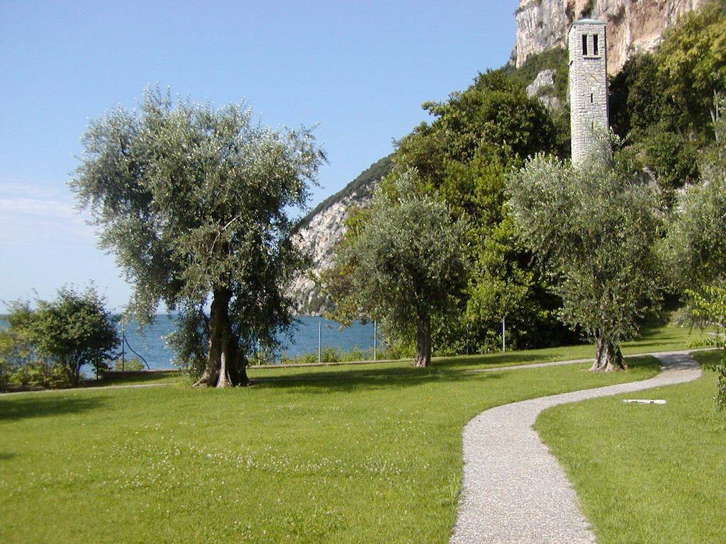 Torre Degli Ulivi Bed & Breakfast Тиняле Екстериор снимка