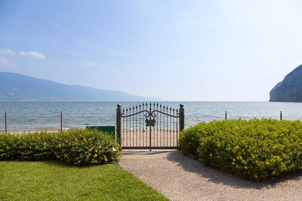 Torre Degli Ulivi Bed & Breakfast Тиняле Екстериор снимка